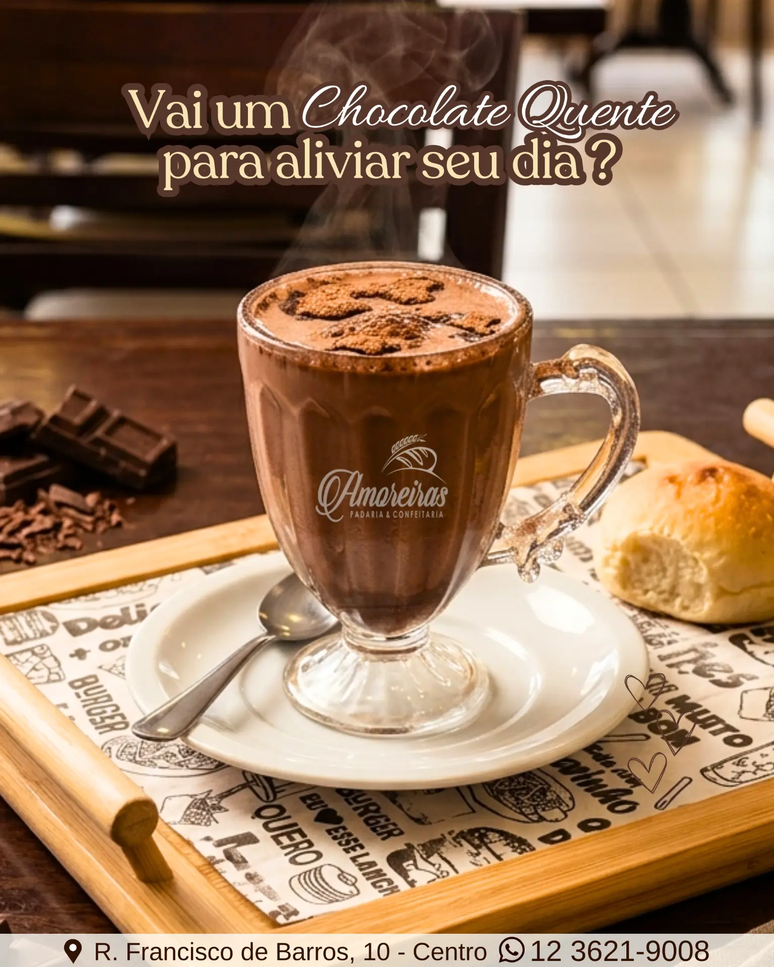 Chocolate quente cremoso servido na cafeteria da Padaria Amoreiras