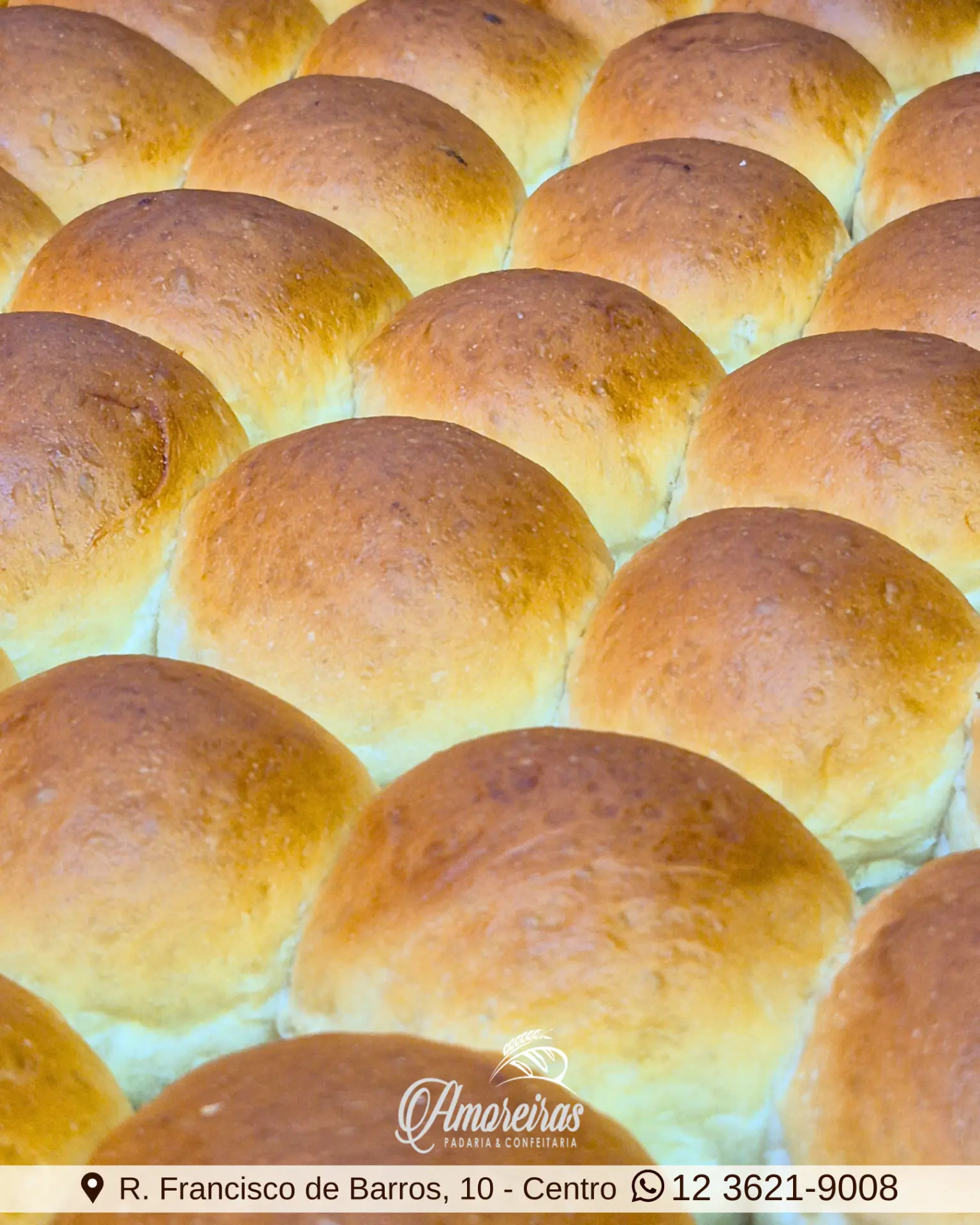 Bandeja de pãezinhos douradinhos saindo do forno da Padaria Amoreiras