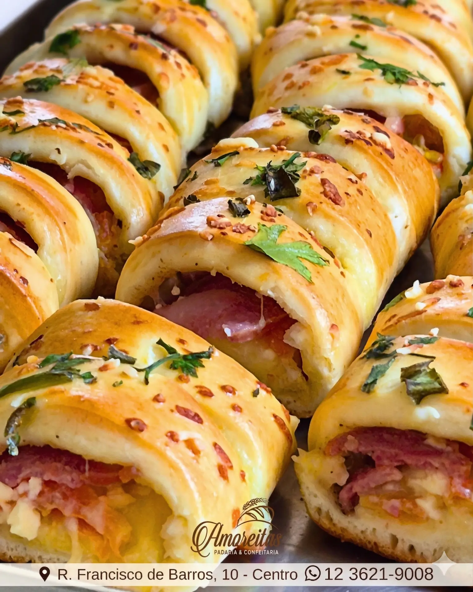 Enroladinhos de presunto e queijo assados na Padaria Amoreiras