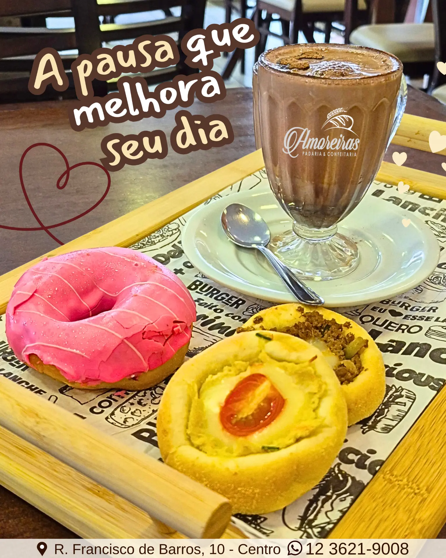 Chocolate quente com donut e pães recheados na cafeteria em Taubaté
