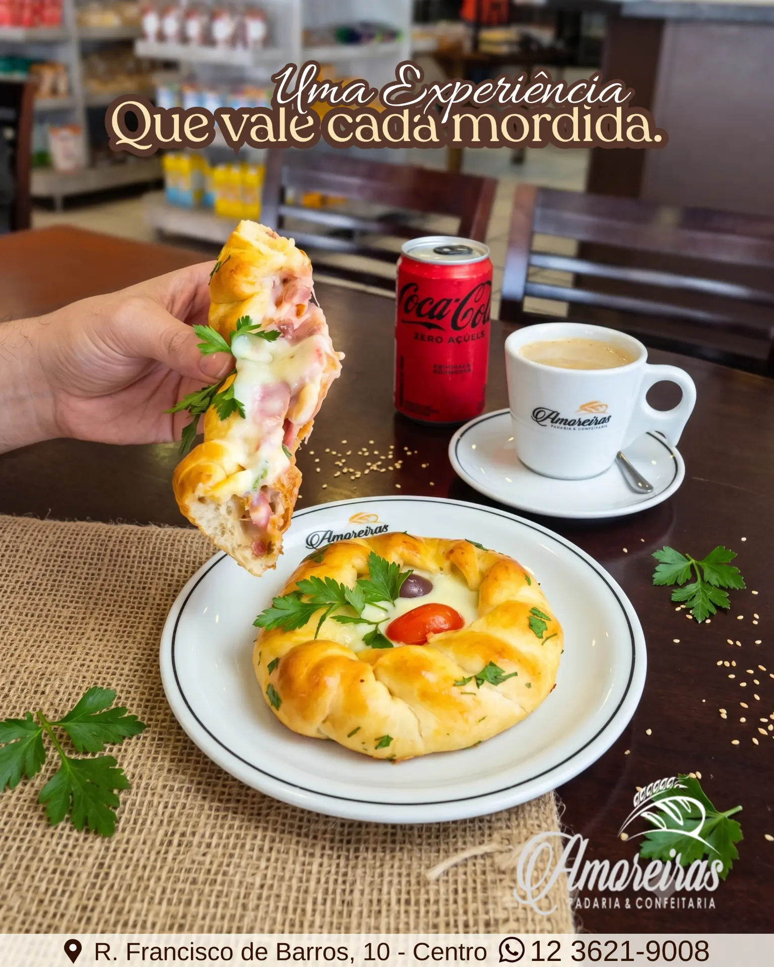 Lanche especial com pão recheado, café e refrigerante na Padaria Amoreiras